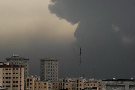 Απόκοσμα πλάνα από την Τεχεράνη μετά τους βομβαρδισμούς στις πετρελαϊκές εγκαταστάσεις